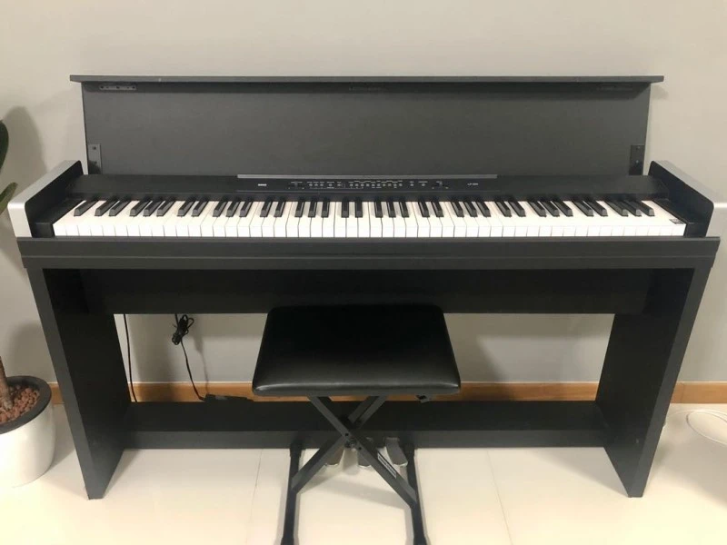 Korg LP-350 piano