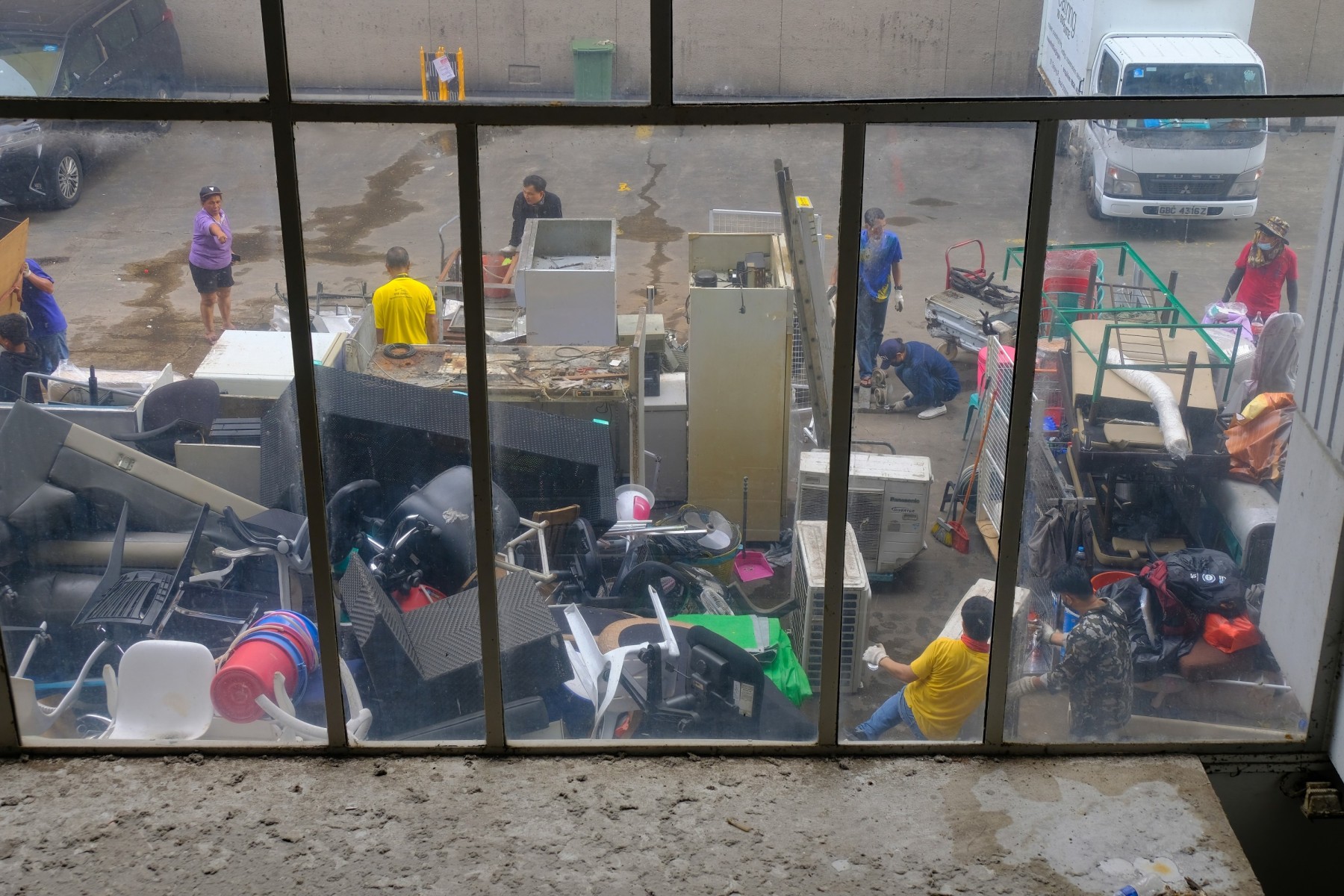 Cleaning and decluttering office in Singapore